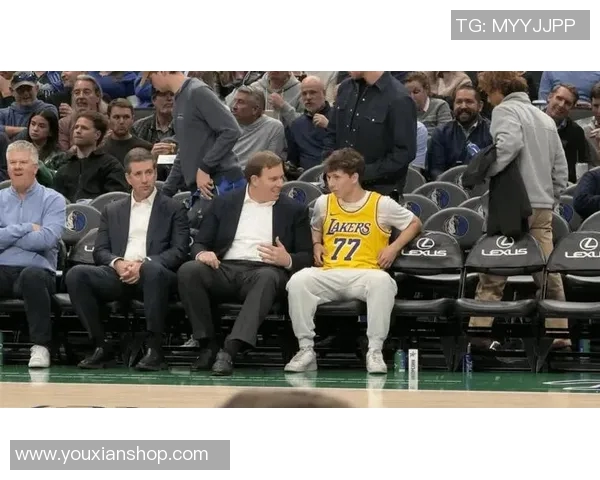 看着不心痛吗！独行侠老板与身穿东契奇湖人球衣的球迷交谈