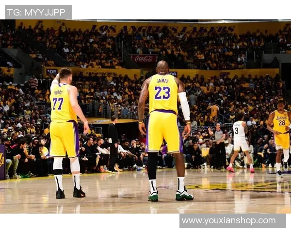 🔥东契奇20分3断5误 詹姆斯复出7分4助 湖人半场落后爵士4分！