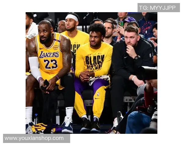 开启四连客！湖人官方晒球员登机照，东契奇詹姆斯等人入镜